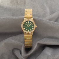 ساعة نسائية باللون الذهبي