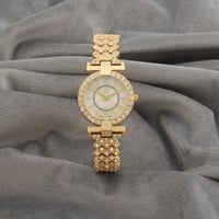 ساعة نسائية باللون الذهبي