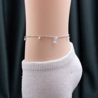 خلخال نسائي باللون الفضي