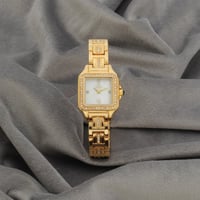 ساعة نسائية باللون الذهبي