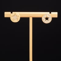 حلق نسائي جميل وهادئ ذهبي