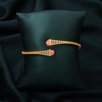 اسوارة نسائية فاتنه باللون الذهبي والحجر الوردي