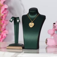 طقم بناتي تصميم مفرغ يتزين برسومات ملفته فالمنتصف...