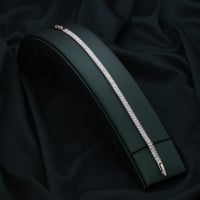 اسوارة نسائية باللون الفضي