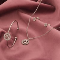 طقم أطفال باللون الفضي