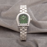 ساعة نسائية باللون الفضي ميناء أخضر