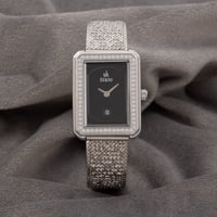 ساعة نسائية باللون الفضي