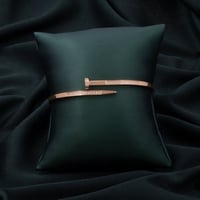 اسوارة نسائية باللون النحاسي