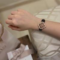 ساعة جلد نسائية بلونها البني الميناء بني