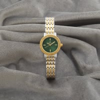 ساعة نسائية باللونين الفضي والذهبي