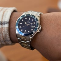 الساعة التي تميزك بحضور أنيق و عصري باللون الفضي م...