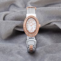 ساعة تجسد معنى الحقيقي للسحر والتميز باللون النحاس...