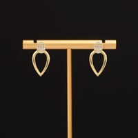 حلق نسائي جميل وهادئ