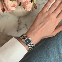 ساعة نسائية باللون الفضي ميناء ازرق