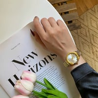 ساعة نسائية باللونين الفضي والذهبي