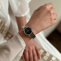 ساعة نسائية باللون الفضي ميناء كحلي