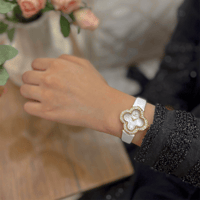 ساعة جلد نسائية بلونها الابيض الميناء الابيض