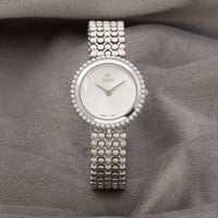 ساعة نسائية حصرية باللون الفضي ميناء ابيض