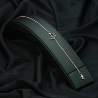 اسوارة ناعمة بتصميم ملفت فضي