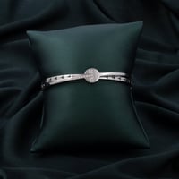 اسوارة نسائية باللون الفضي