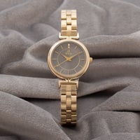 ساعة نسائية باللون الذهبي