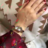 ساعة نسائية باللون الذهبي والفضي ميناء ابيض