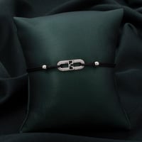 اسوارة نسائية باللون الأسود