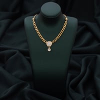 السلسلة من الاكسسوارات التي تضفي لمسة أناقة على إط...