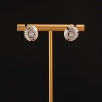 حلق نسائي تصميم متميز لون ذهبي