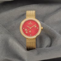 ساعة نسائية باللون الذهبي