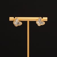 حلق نسائي جميل وهادئ