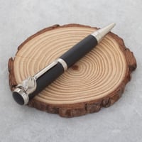 قلم بتصميم سميك باللون الاسود والفضي وبملمس ناعم