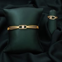 اسوارة تلتف على معصمك بخفة وبقفل مرن لتناسب مقاسك