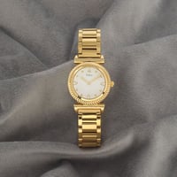 ساعة نسائية باللون الذهبي