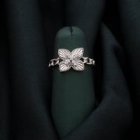 يُعد خاتم الكوكتيل هذا قطعة أساسية لخزانة ملابسك ي...