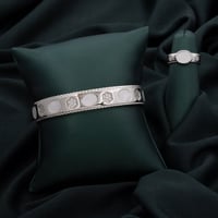 طقم اسوارة وخاتم باللون الفضي