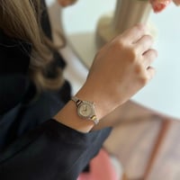 ساعة نسائية فصوص كريستال باللون الفضي ميناء ابيض