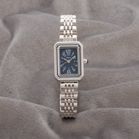 ساعة نسائية باللون الفضي