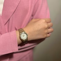 ساعة نسائية استيل باللون الذهبي ميناء ابيض لتعطيك...