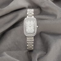 ساعة نسائية باللون الفضي