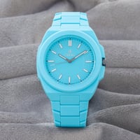 ساعة كربون تتميز بخفتها باللون سماوي و تفاصيلها ال...