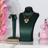 طقم أنيق ناعم بتصميم ملفت يناسب من عمر 3 الى 13 سن...