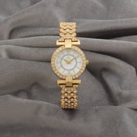 ساعة نسائية باللون الذهبي