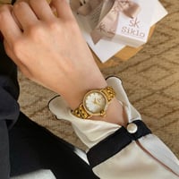 ساعة نسائية باللون الذهبي