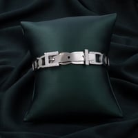 اسوارة نسائية باللون الفضي