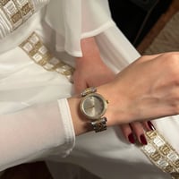 ساعة نسائية باللونين الفضي والذهبي
