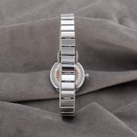 ساعة نسائية باللون الفضي