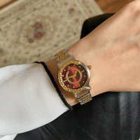 ساعة نسائية باللونين الفضي والذهبي