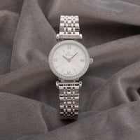 ساعة نسائية باللون الفضي