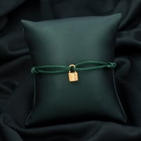 اسوارة رجالية باللون الأخضر